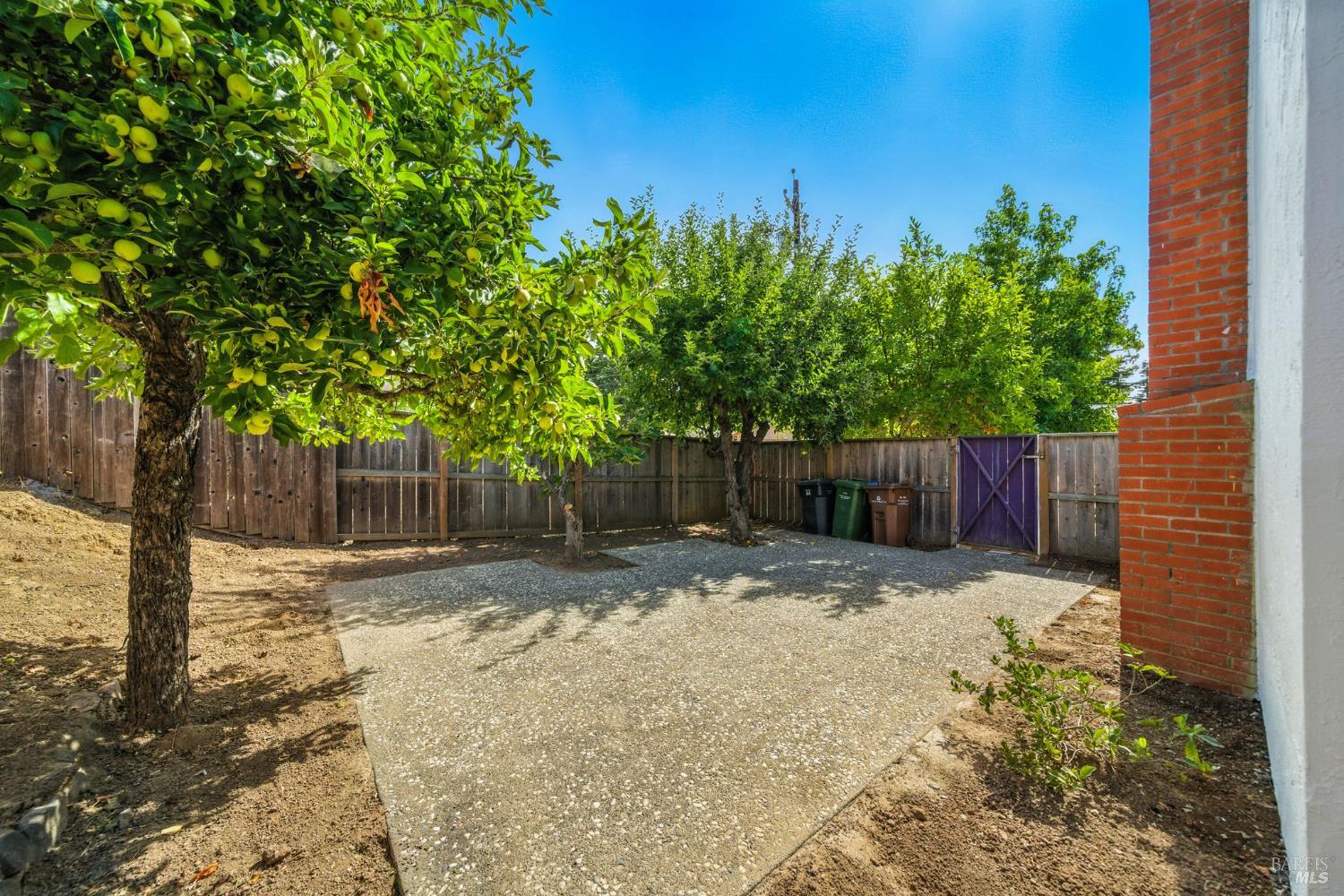 2559 Las Gallinas Ave