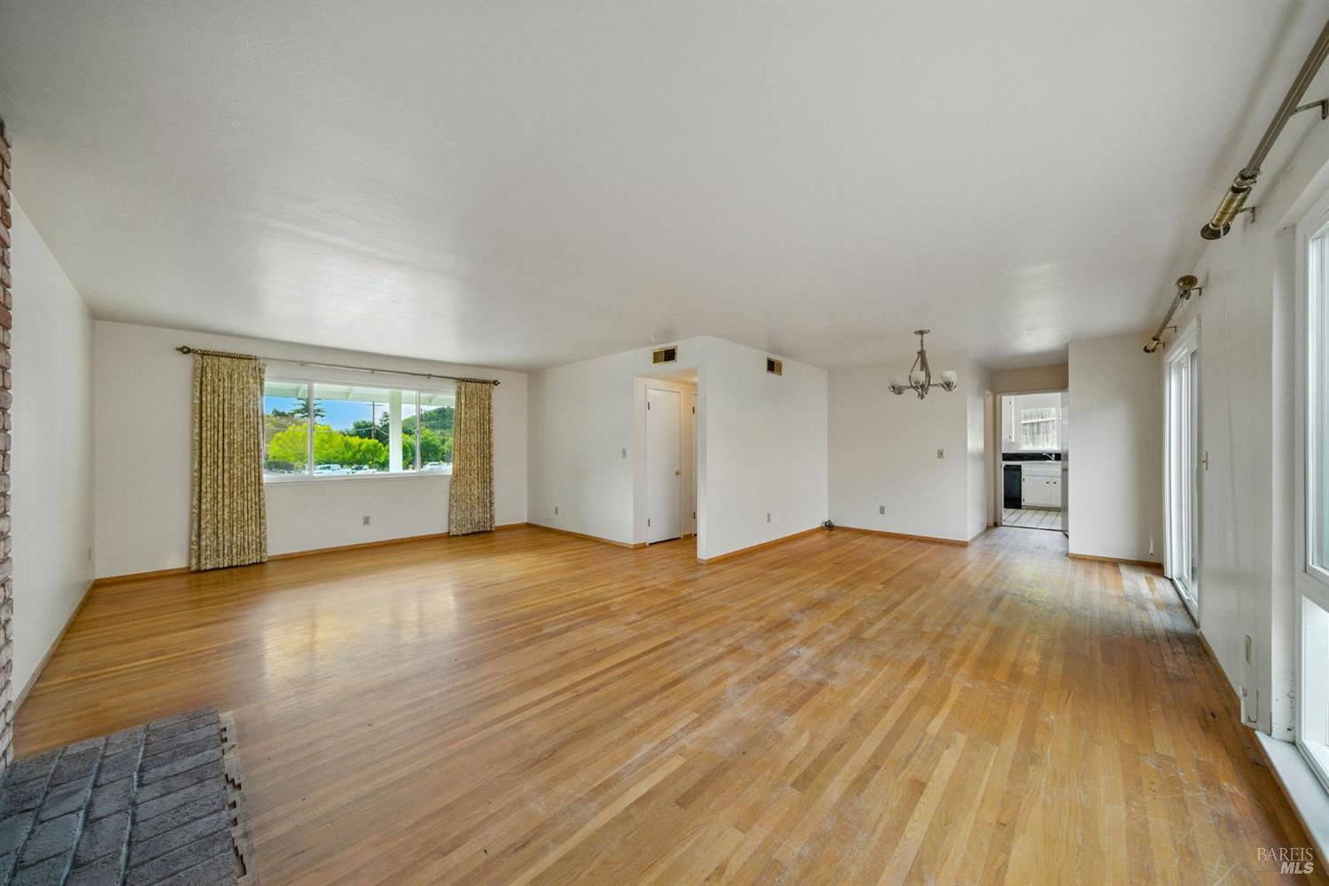 2559 Las Gallinas Ave