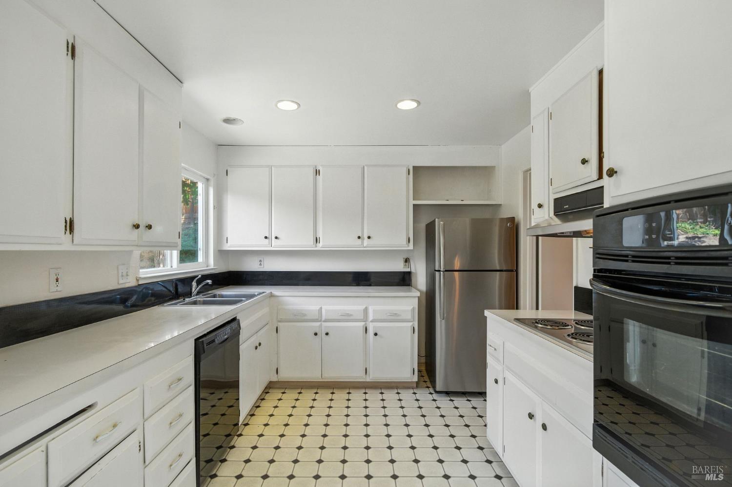 2559 Las Gallinas Ave