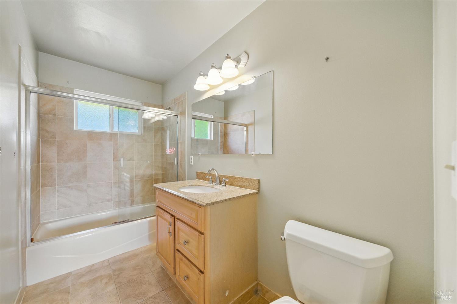 2559 Las Gallinas Ave