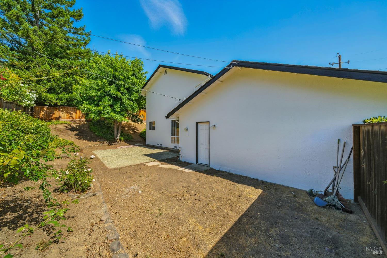 2559 Las Gallinas Ave