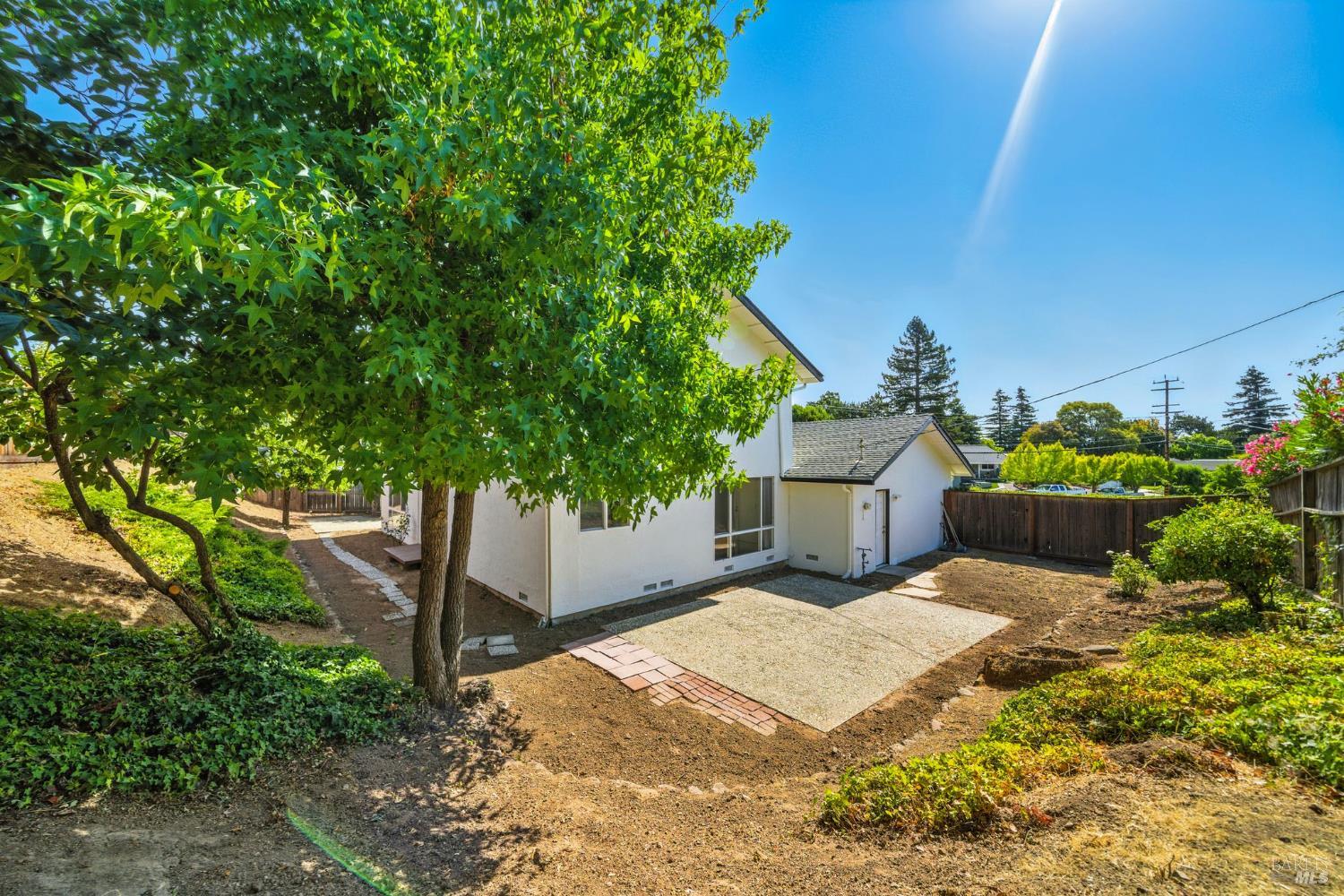 2559 Las Gallinas Ave