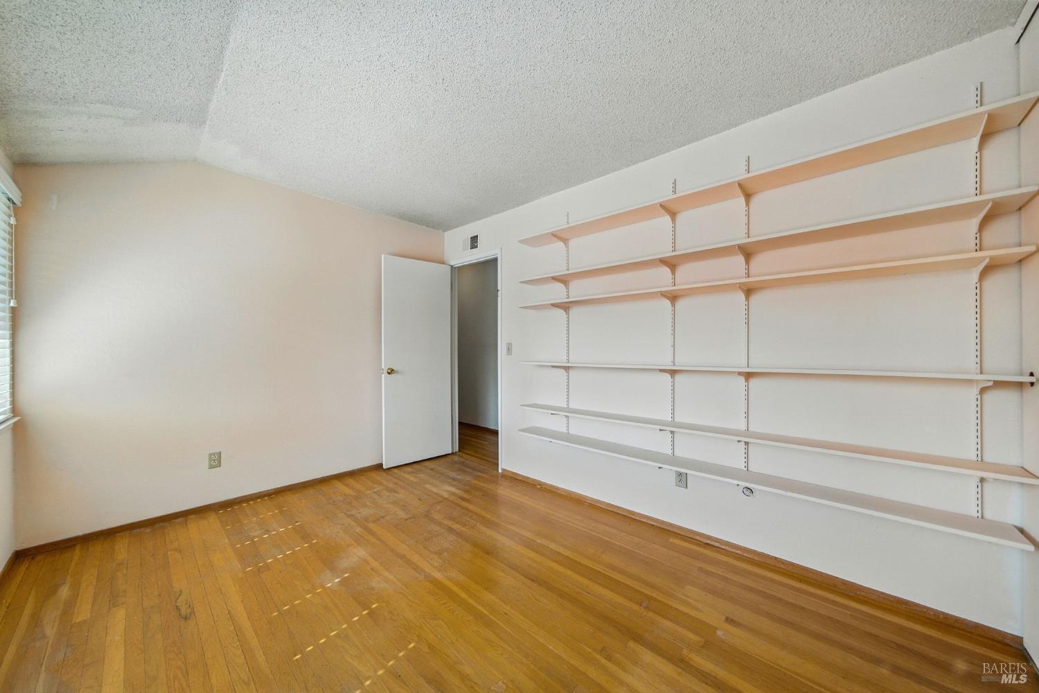 2559 Las Gallinas Ave