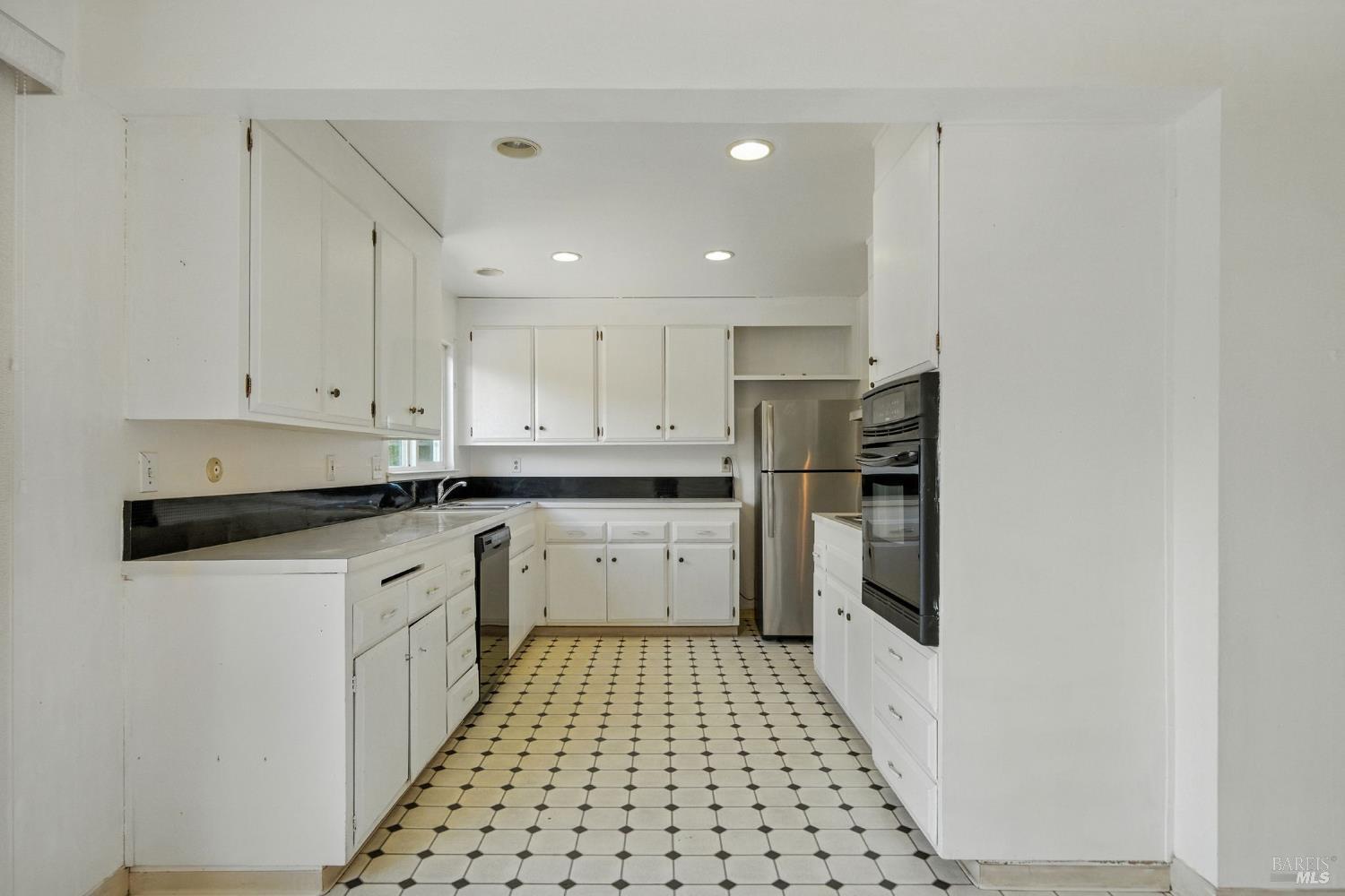 2559 Las Gallinas Ave