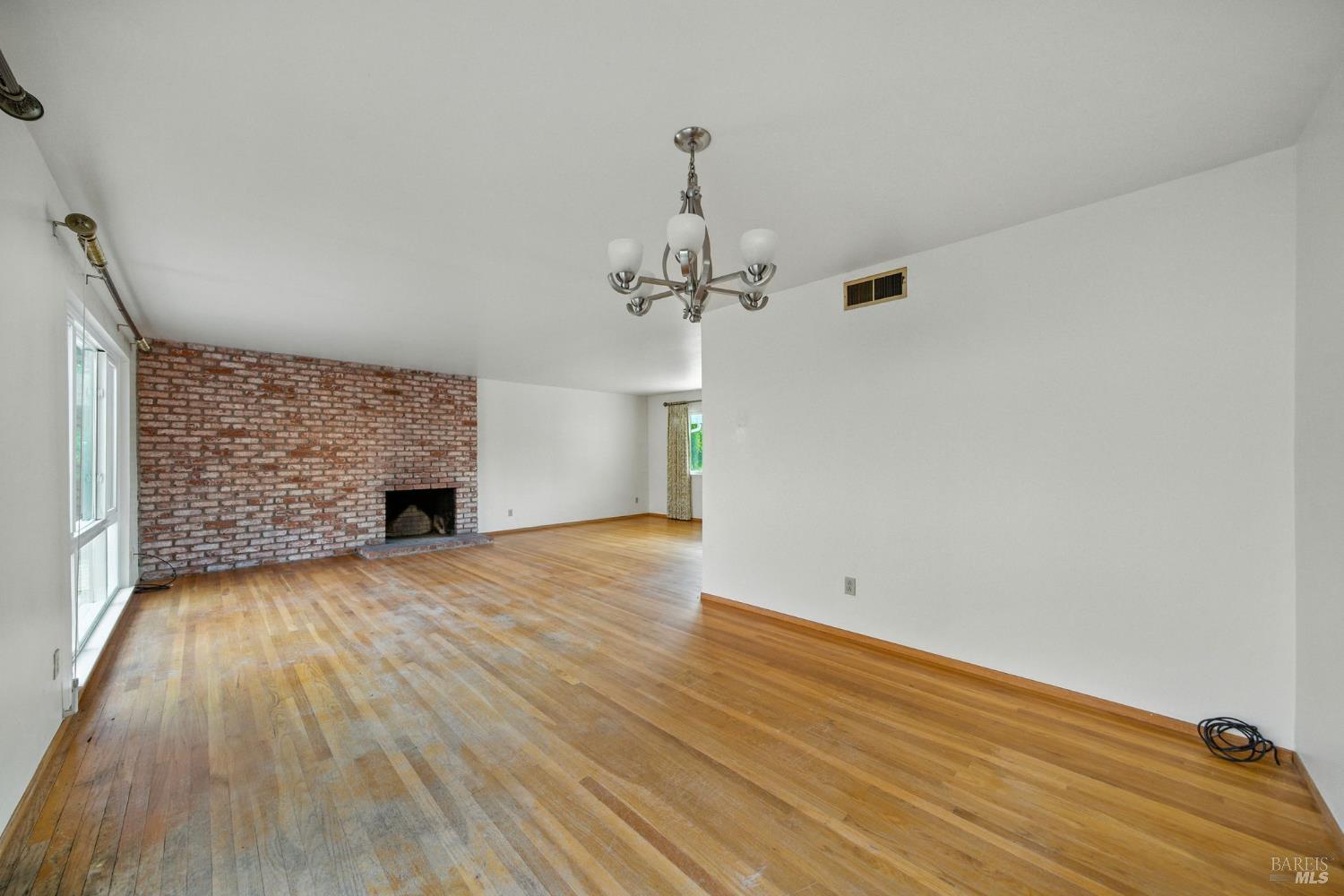 2559 Las Gallinas Ave