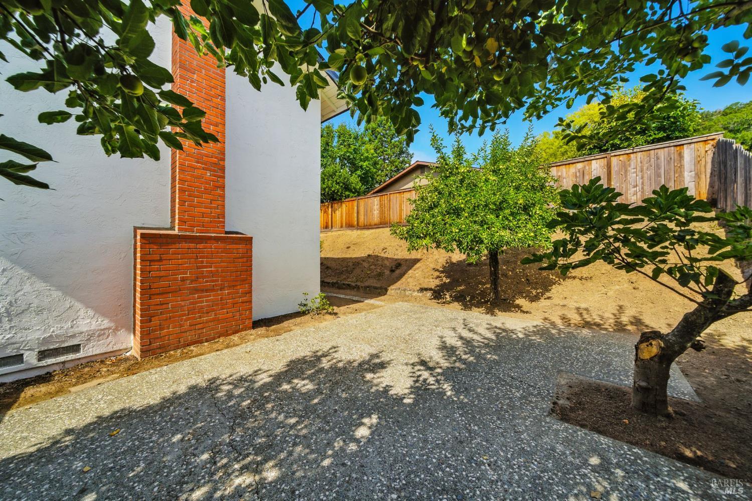 2559 Las Gallinas Ave