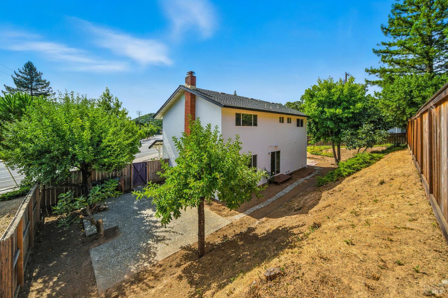 2559 Las Gallinas Ave