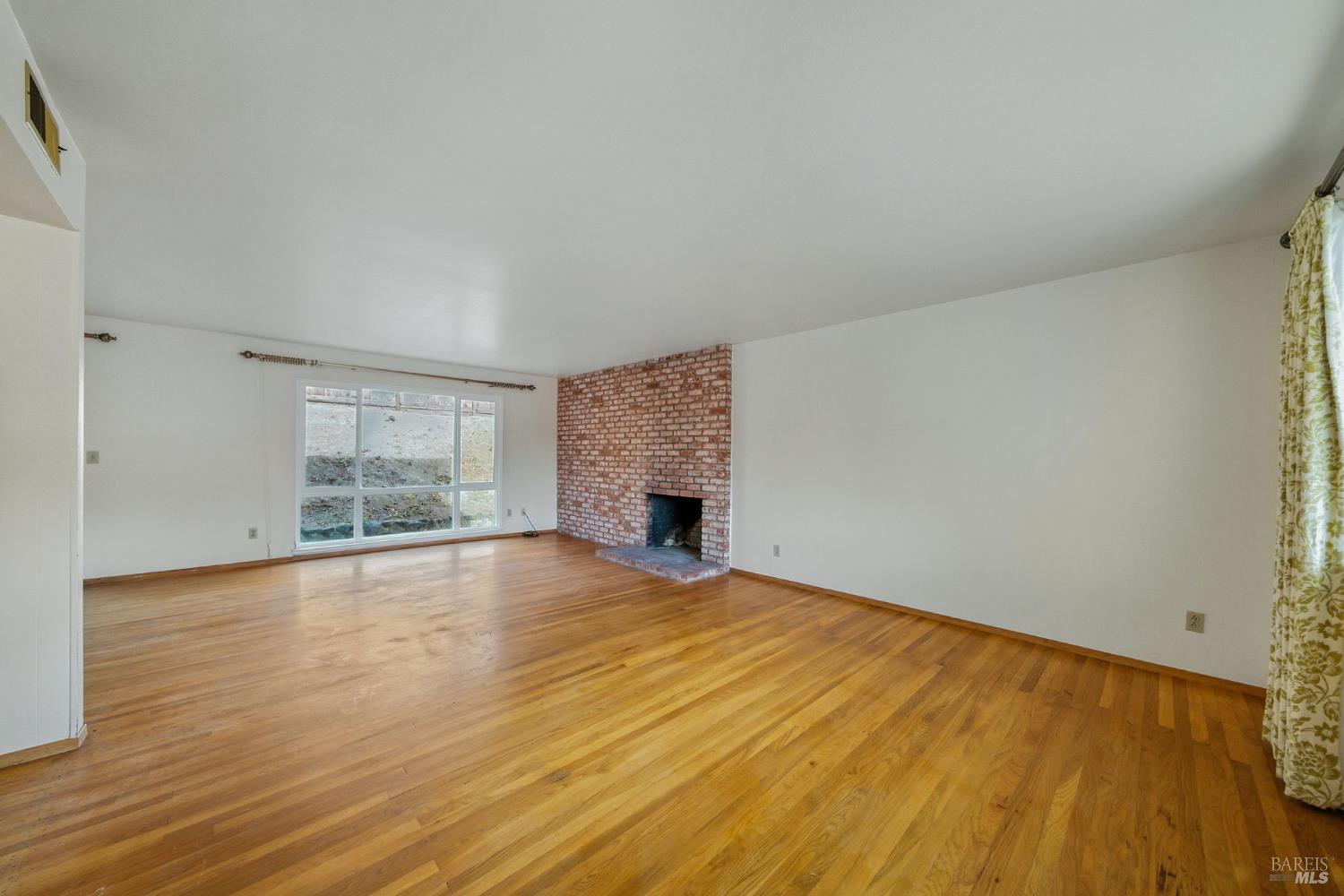 2559 Las Gallinas Ave