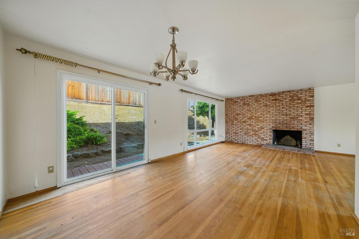 2559 Las Gallinas Ave