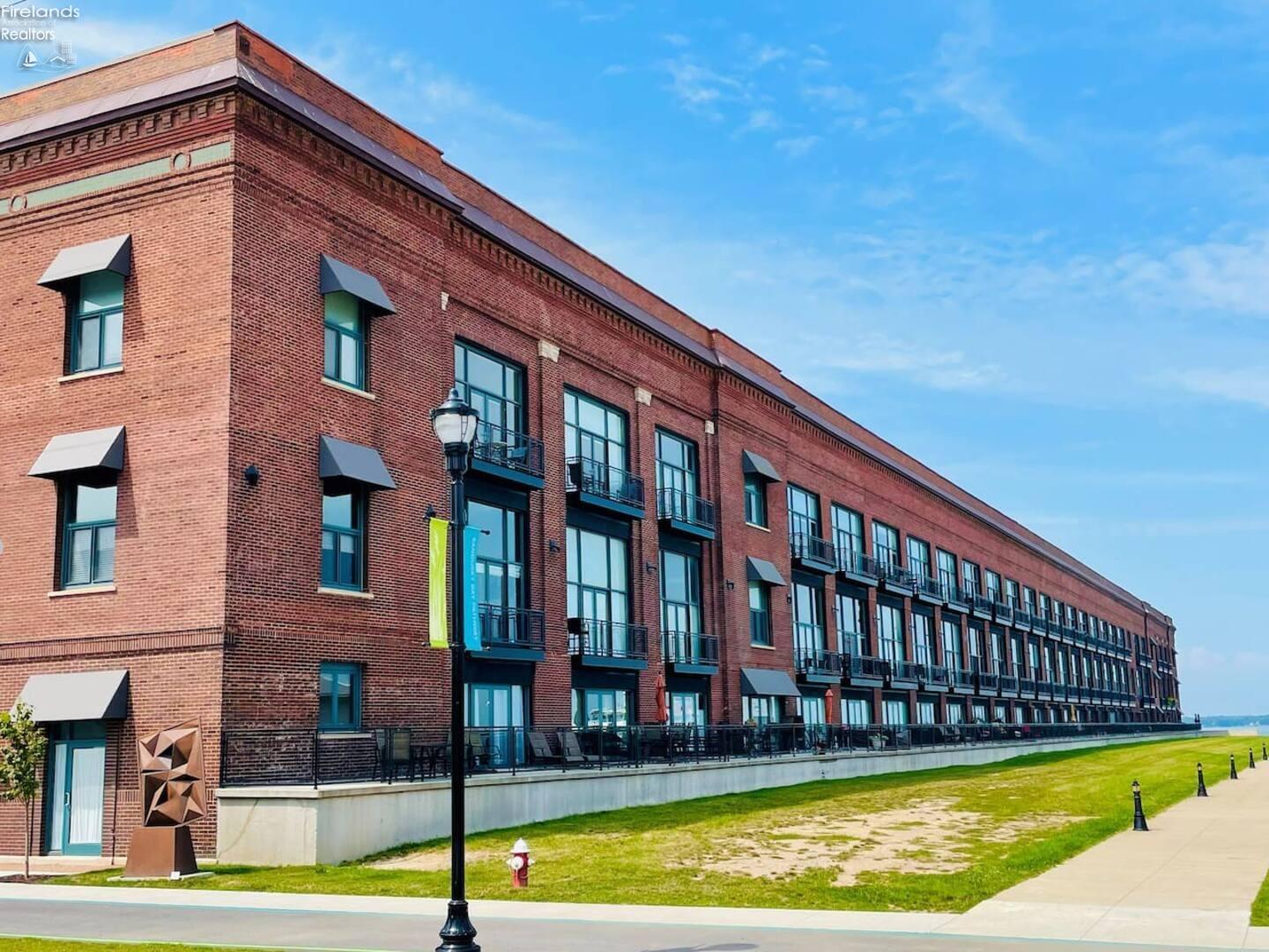 401 W Shoreline Drive 99