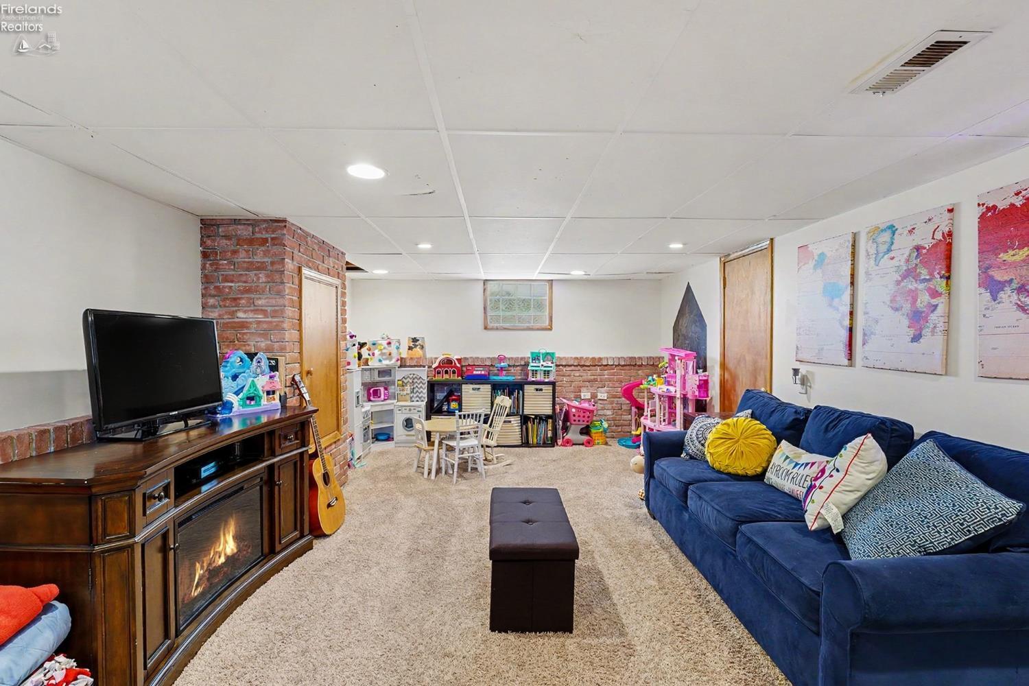 208 Kinney