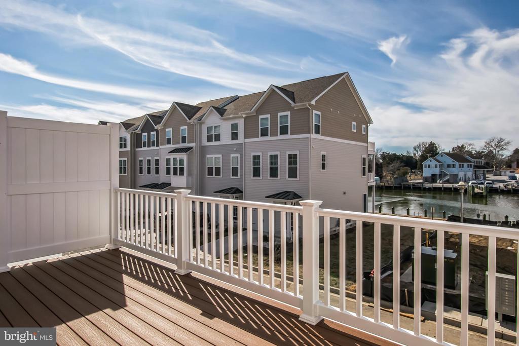 307 RIVERSIDE LANE