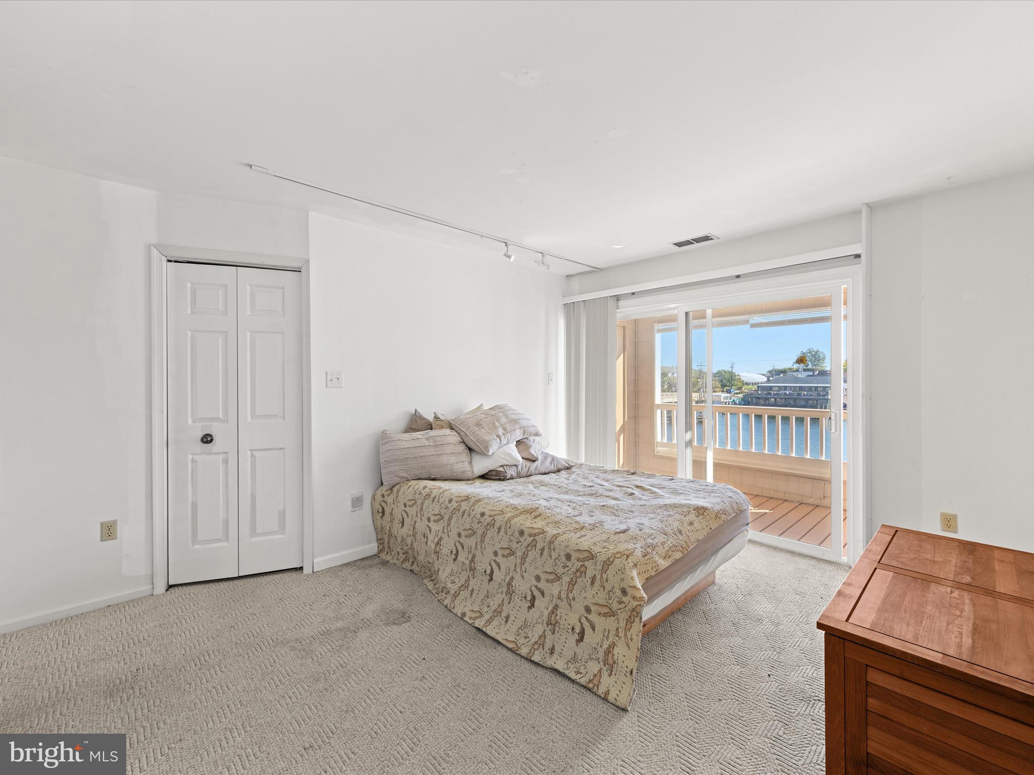220 MARKET SQUARE 4C