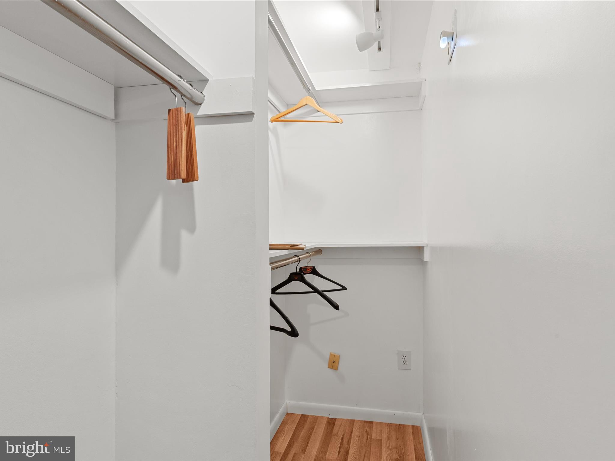 220 MARKET SQUARE 4C