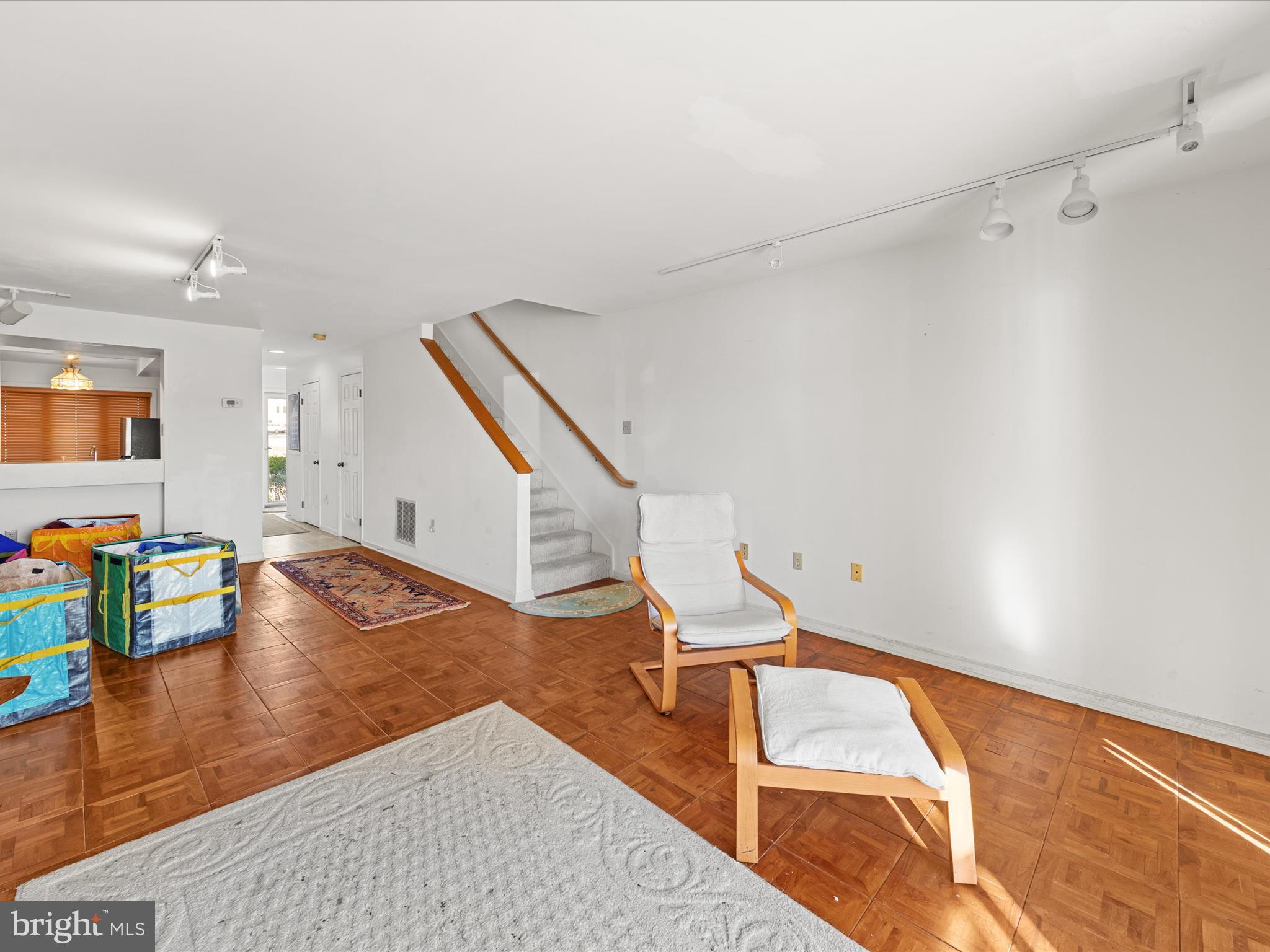 220 MARKET SQUARE 4C