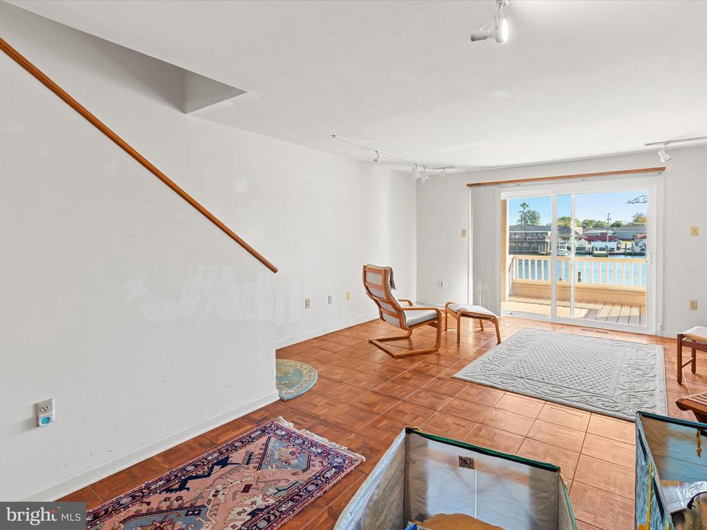 220 MARKET SQUARE 4C