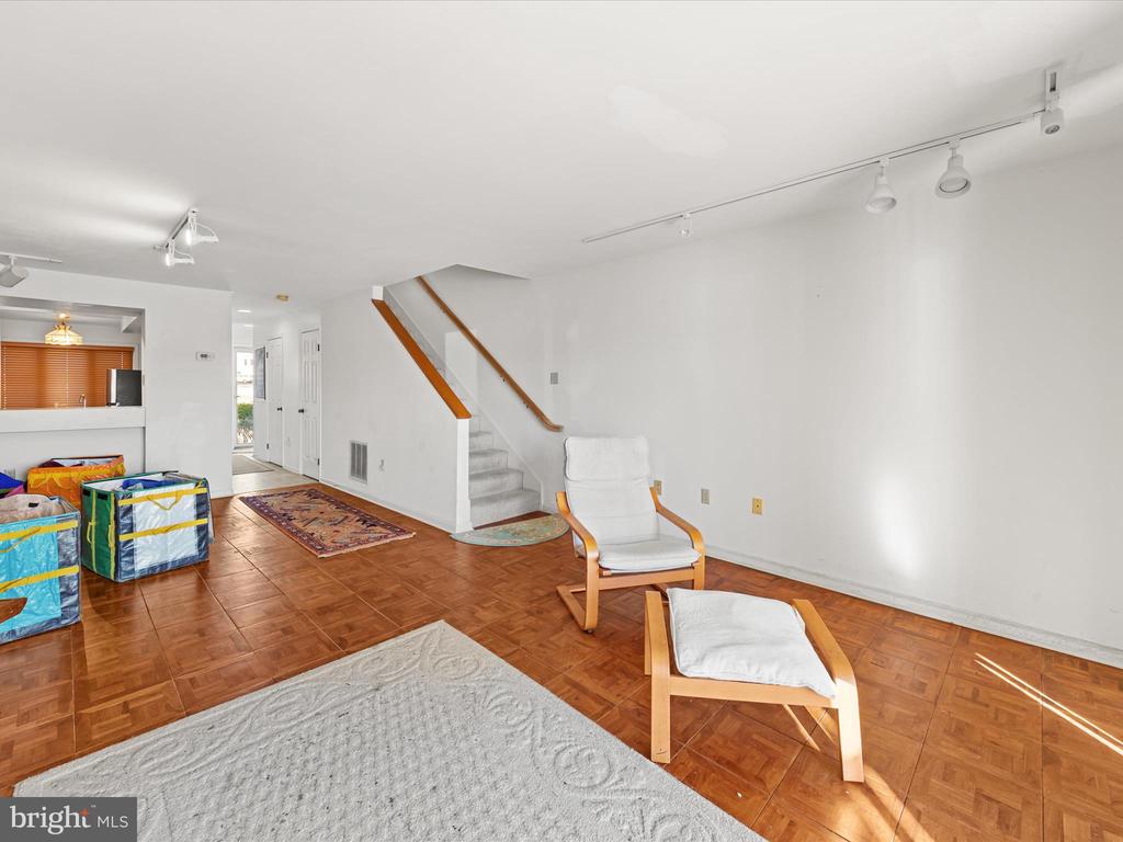 220 MARKET SQUARE 4C