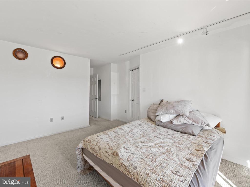 220 MARKET SQUARE 4C