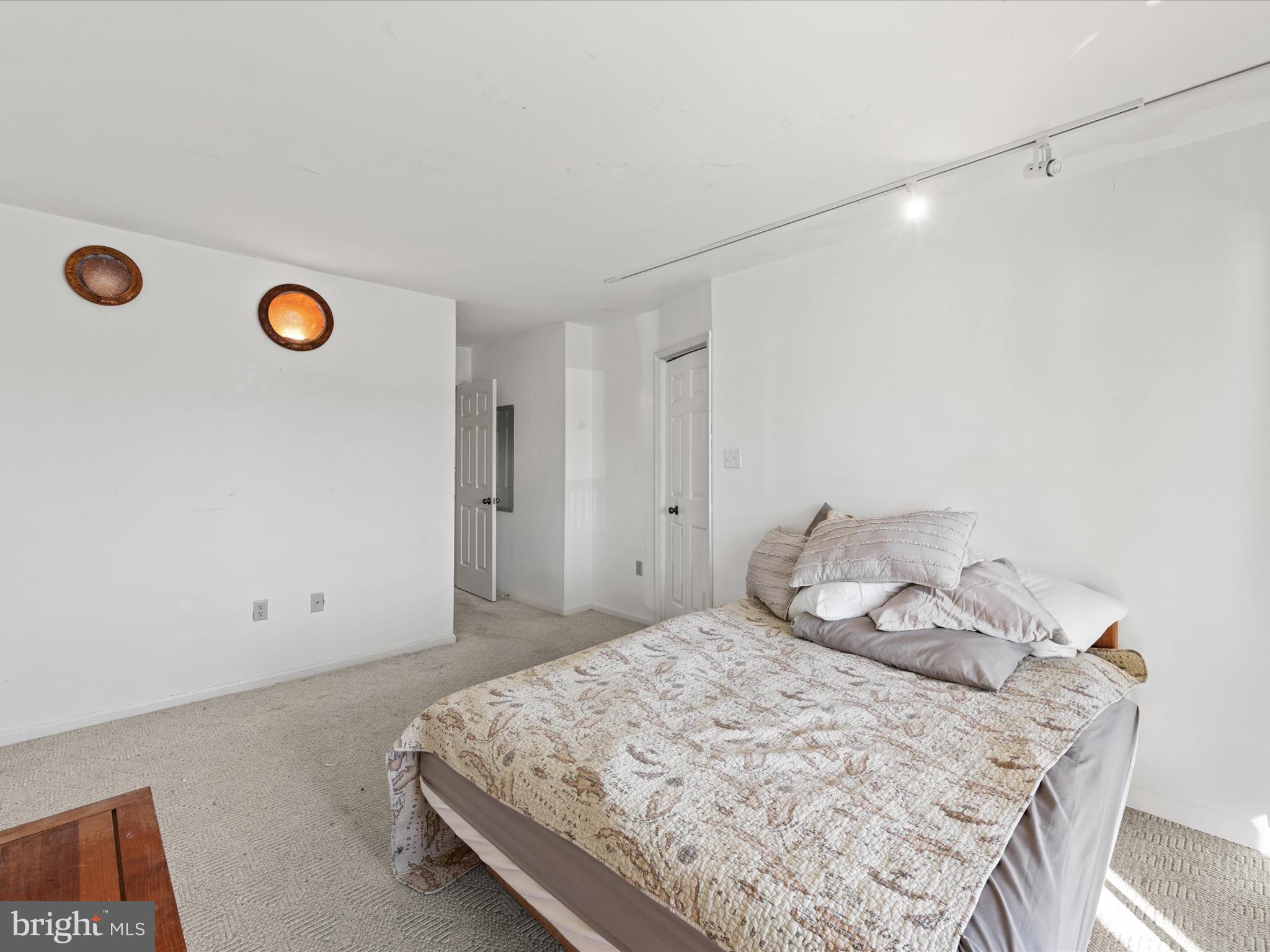 220 MARKET SQUARE 4C
