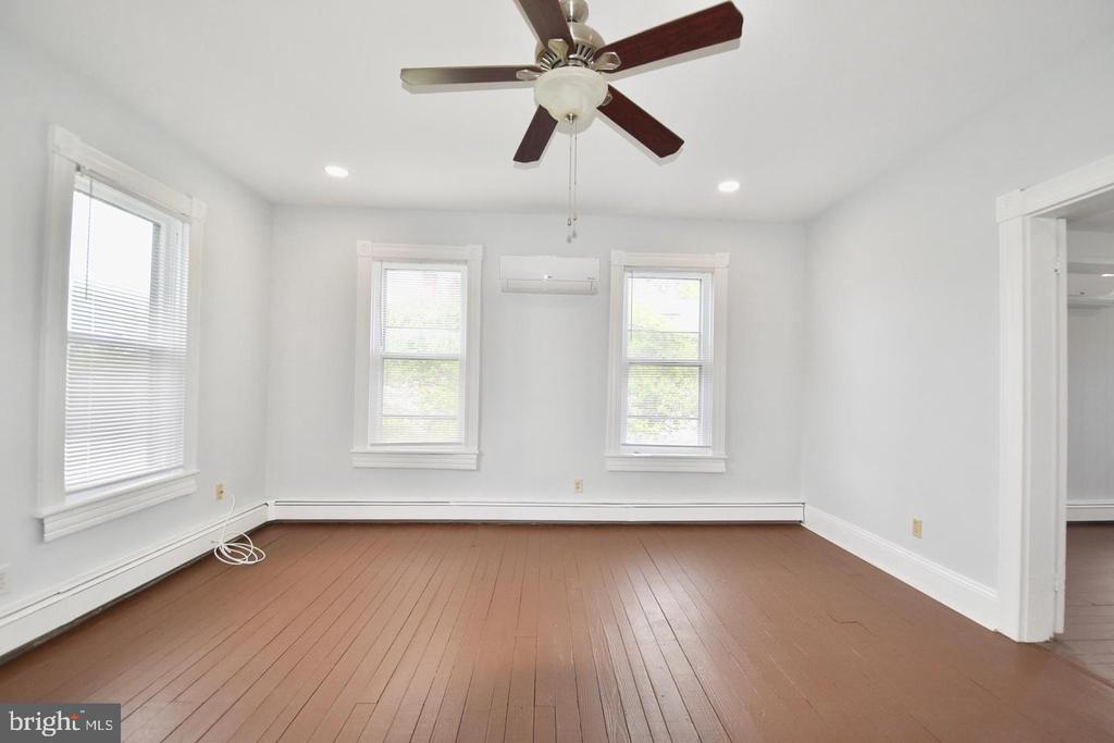205 OAKLEY STREET Unit: 2