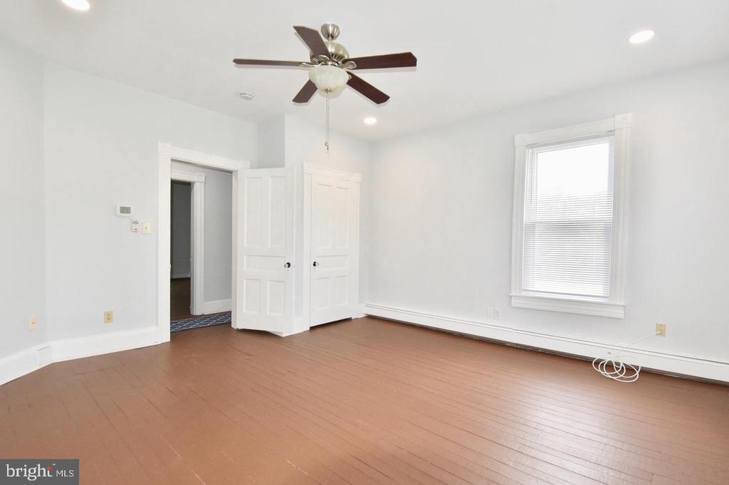 205 OAKLEY STREET Unit: 2