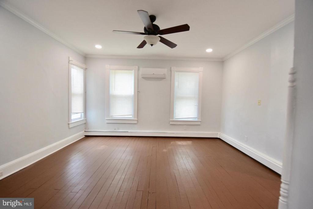 205 OAKLEY STREET Unit: 2