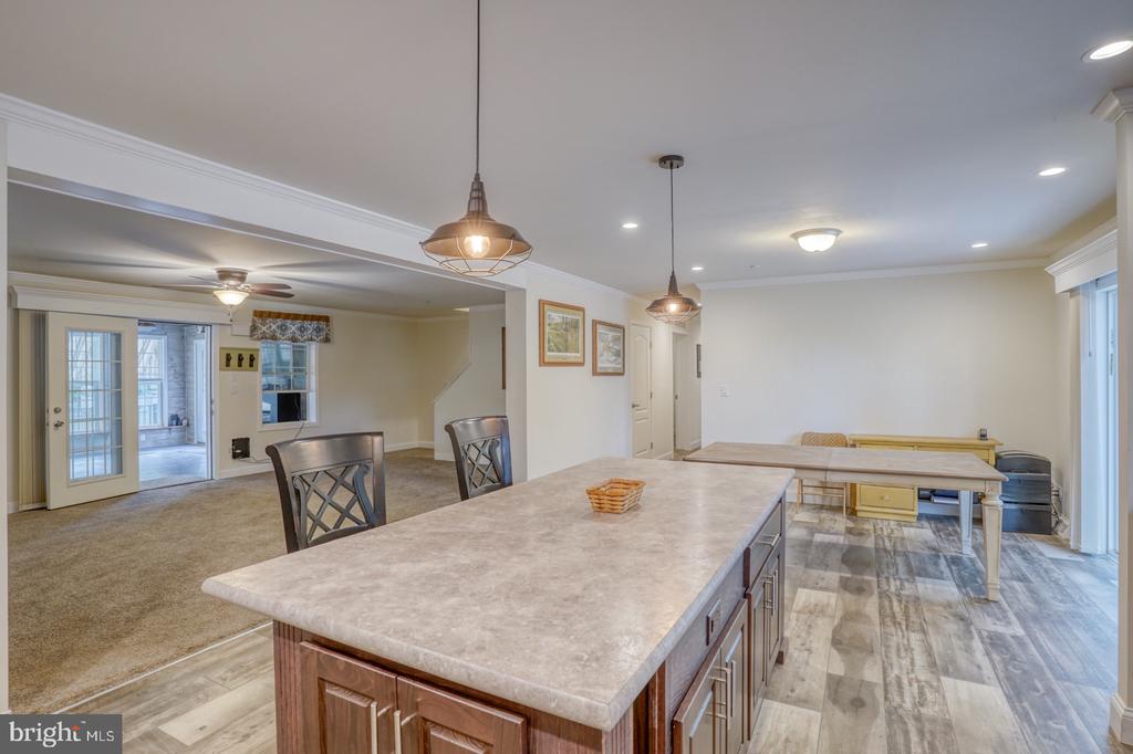 21 6TH AVENUE