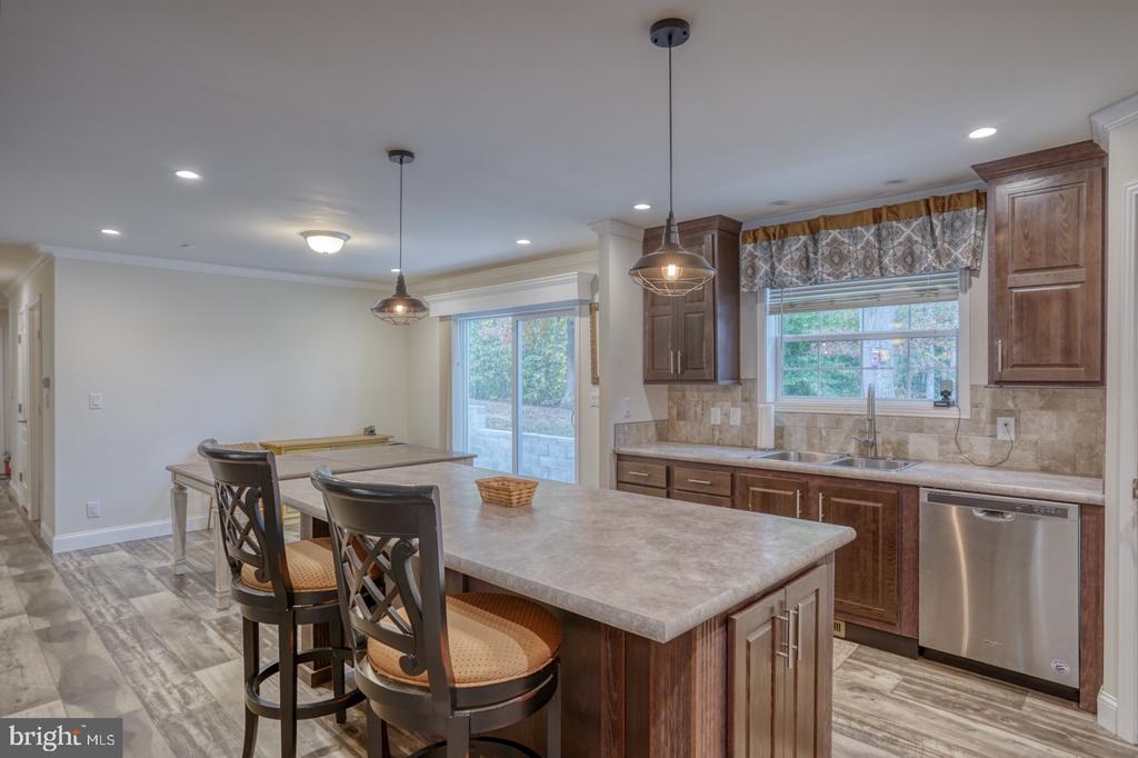 21 6TH AVENUE