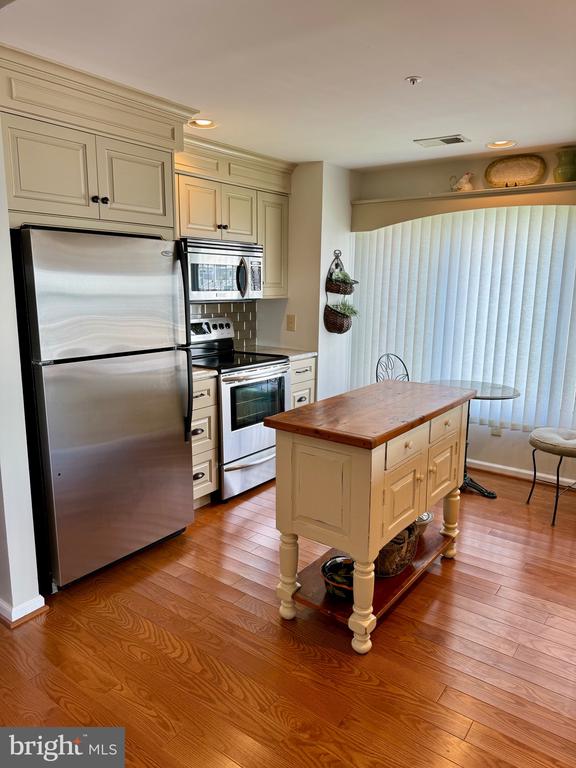 1301 OYSTER COVE DRIVE