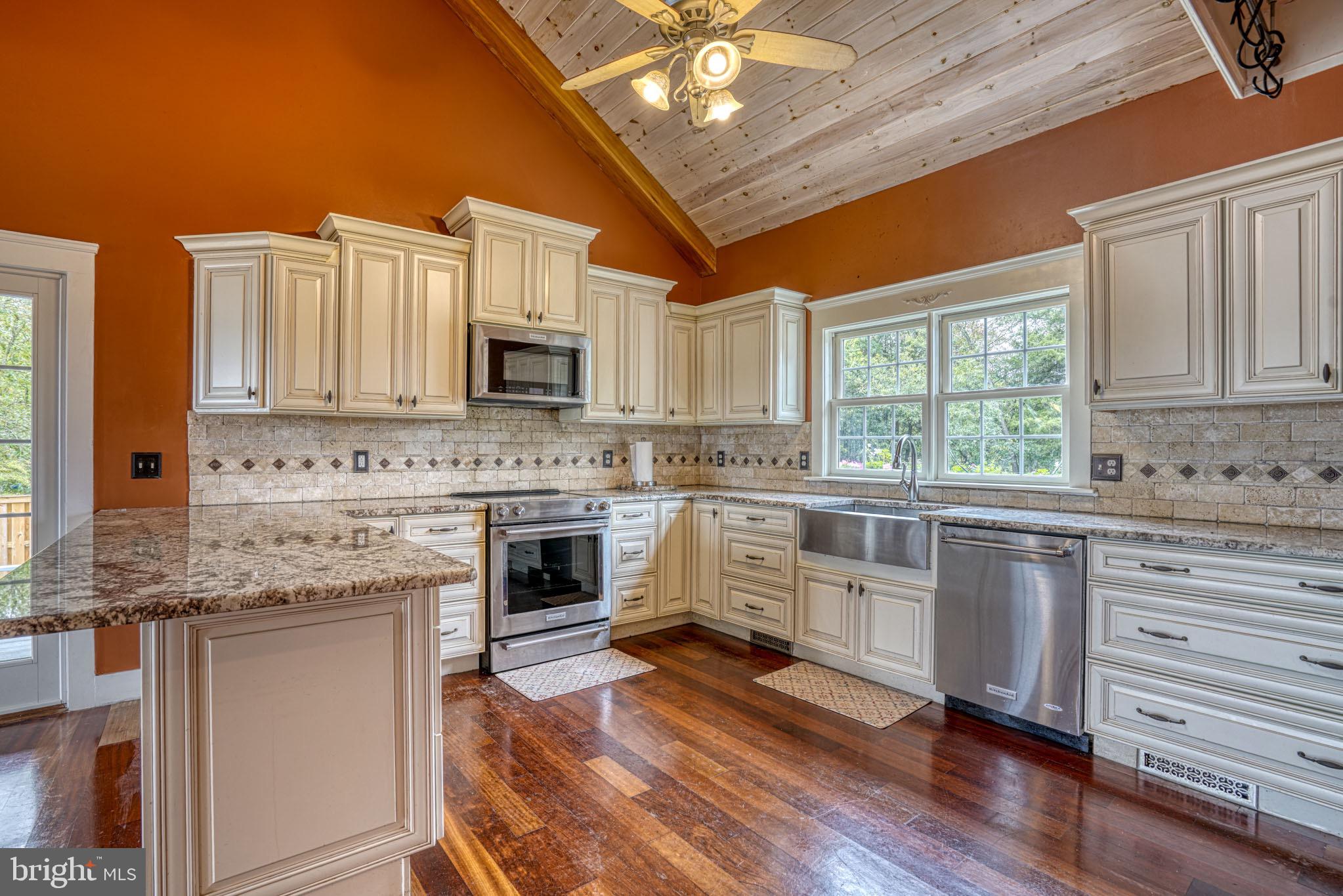 492 PEAR TREE POINT ROAD