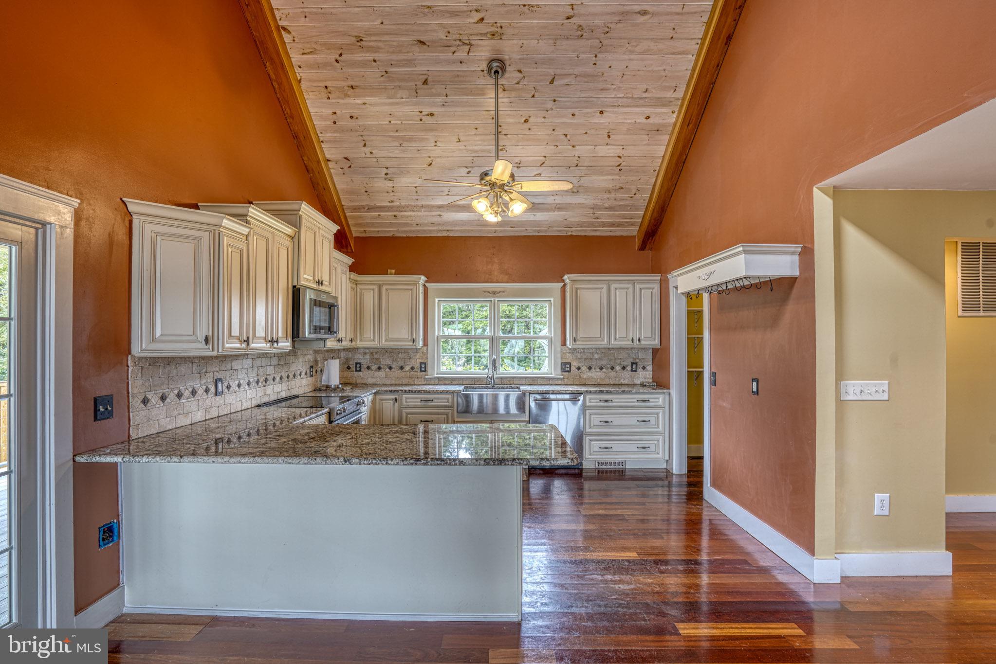 492 PEAR TREE POINT ROAD