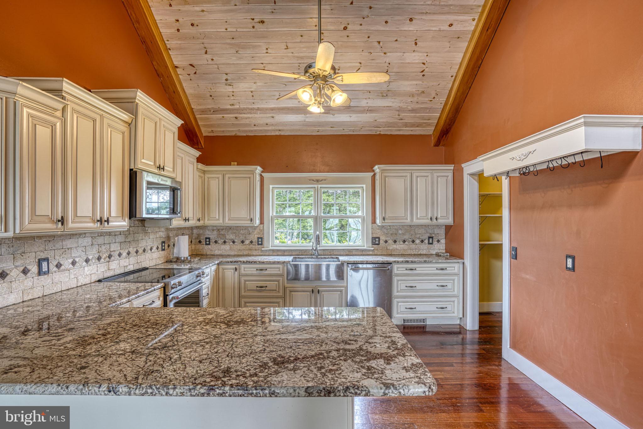 492 PEAR TREE POINT ROAD