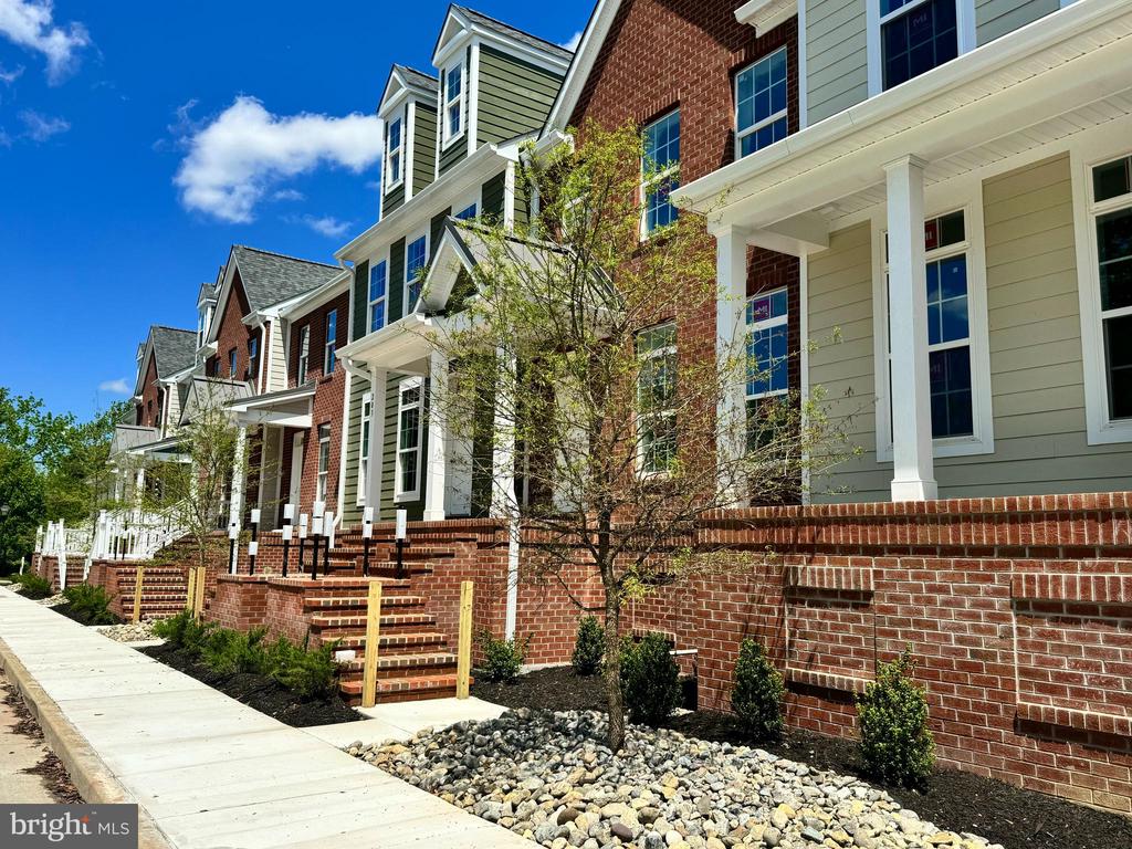 300 DIXON STREET Unit: 203