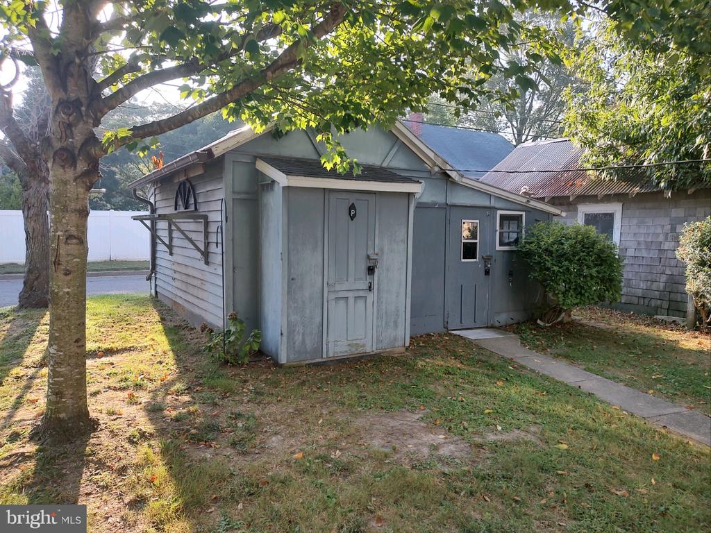 212 DAVIS AVENUE