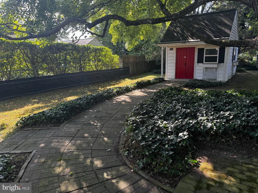 702 ELIZABETH STREET