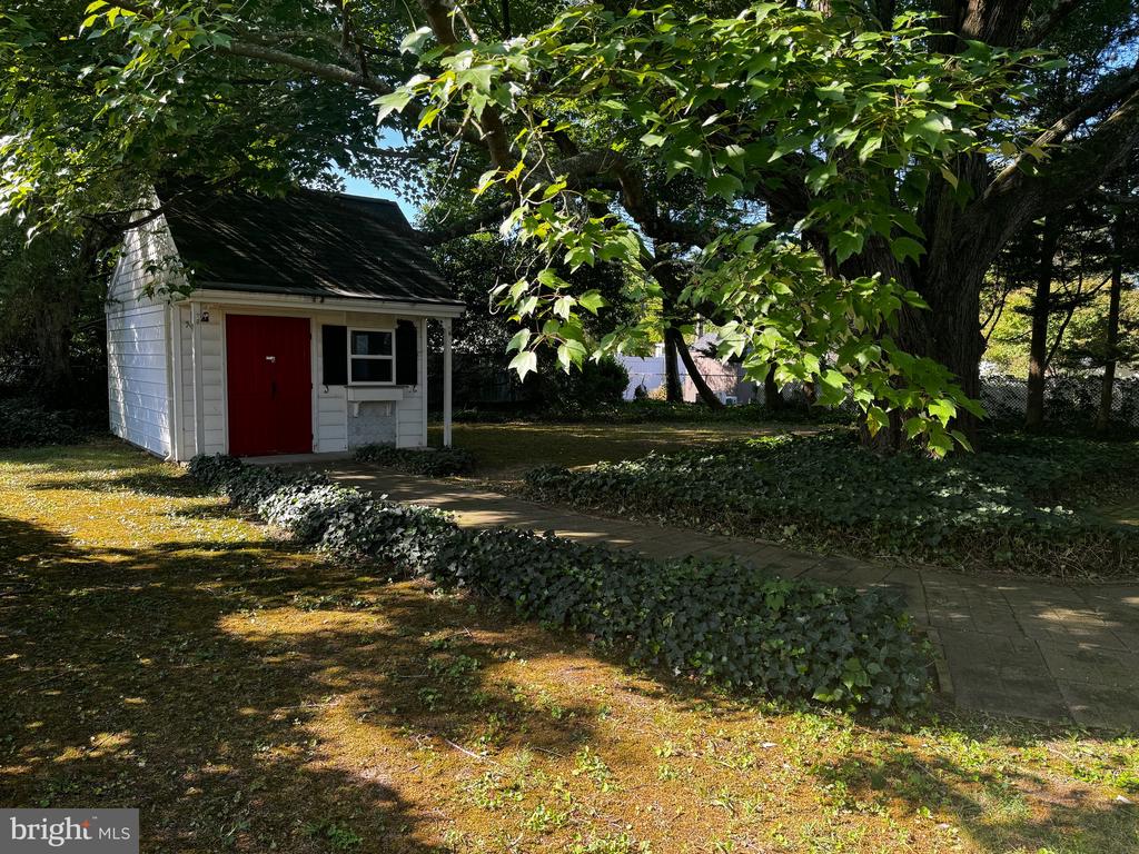 702 ELIZABETH STREET