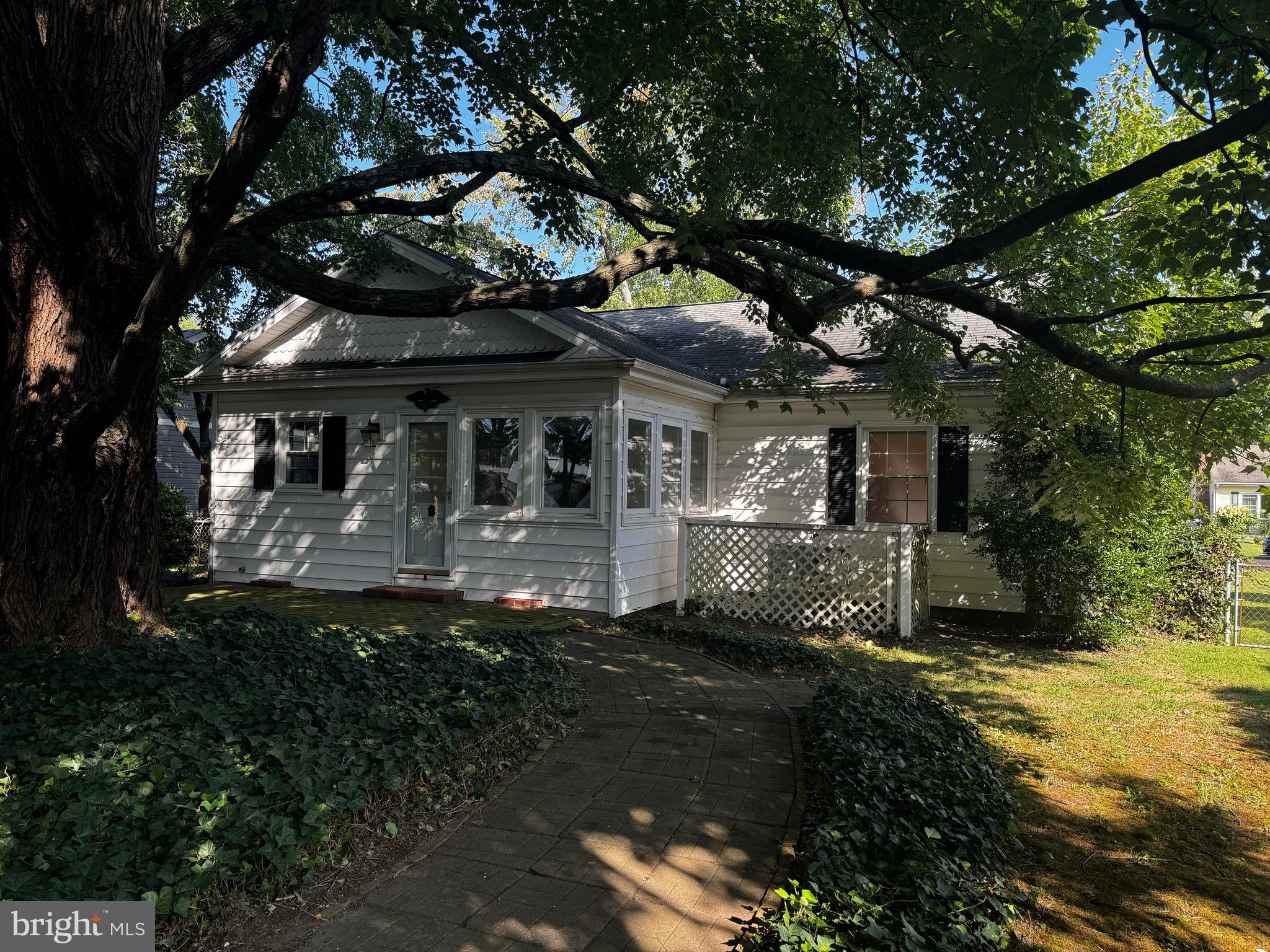 702 ELIZABETH STREET