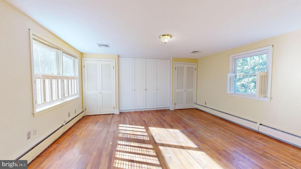94 W EARLE AVENUE