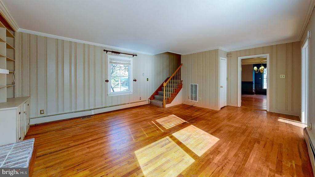 94 W EARLE AVENUE