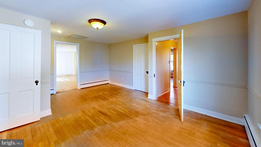 94 W EARLE AVENUE
