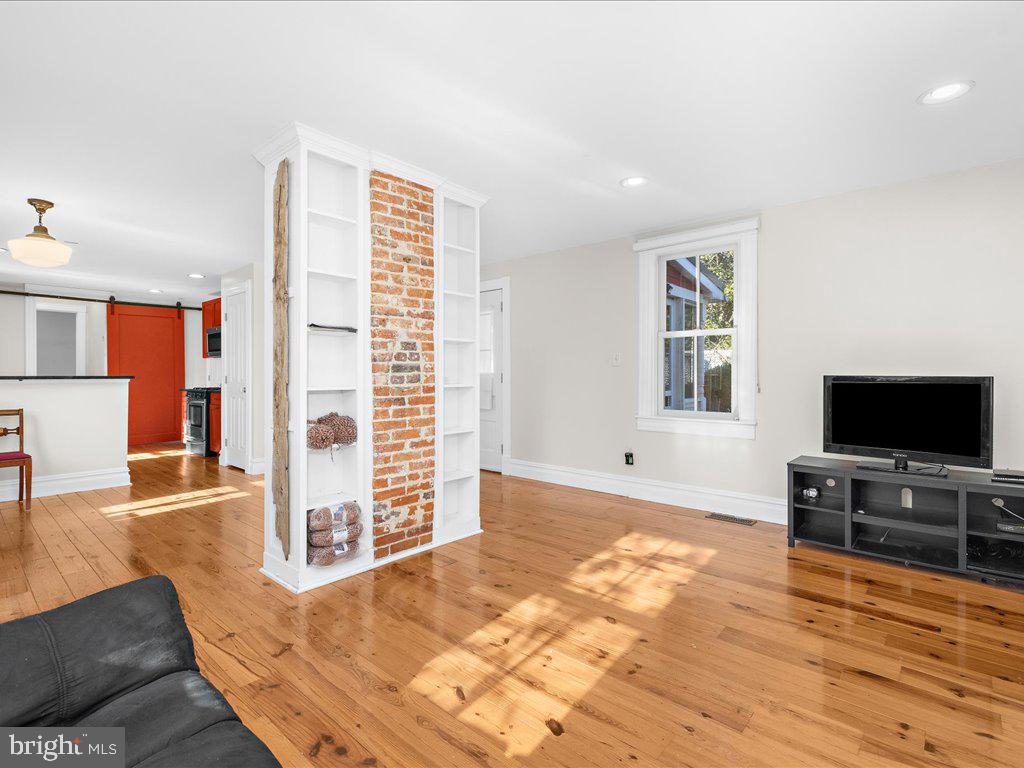 11 N HIGGINS STREET