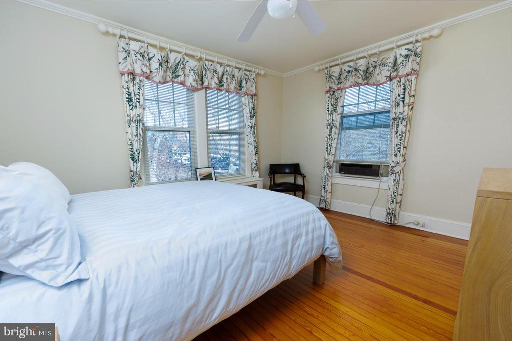 102 W EARLE AVENUE