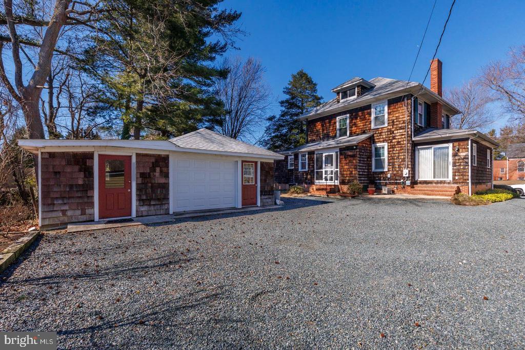 102 W EARLE AVENUE