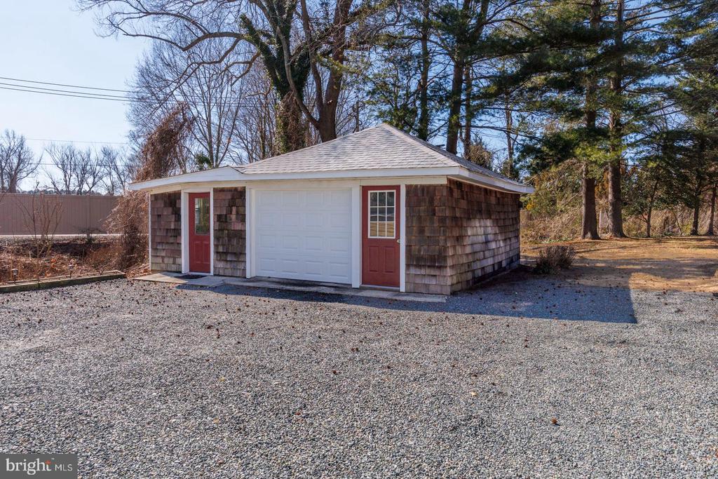 102 W EARLE AVENUE