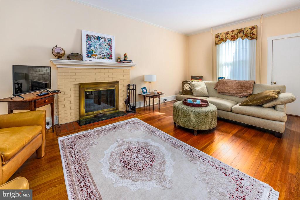 102 W EARLE AVENUE