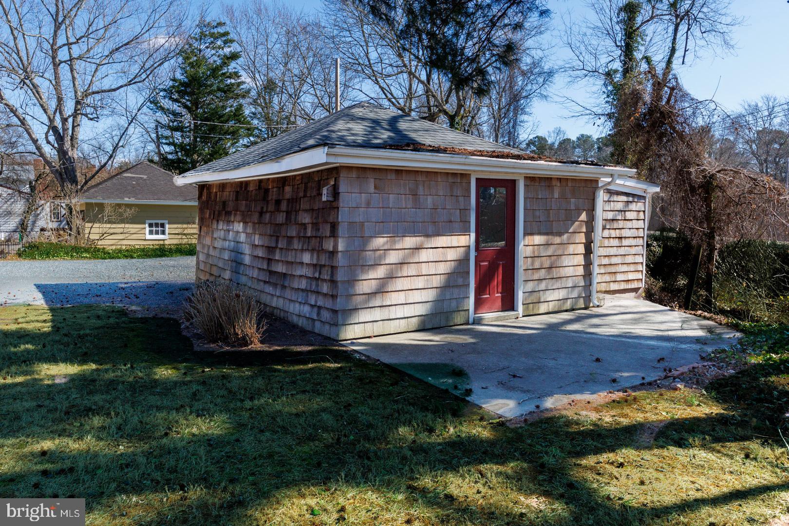 102 W EARLE AVENUE