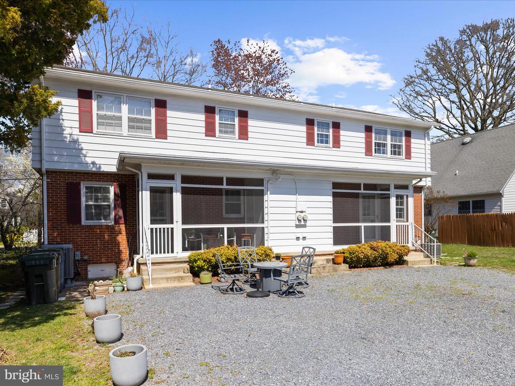 318 DUTCHMANS LANE