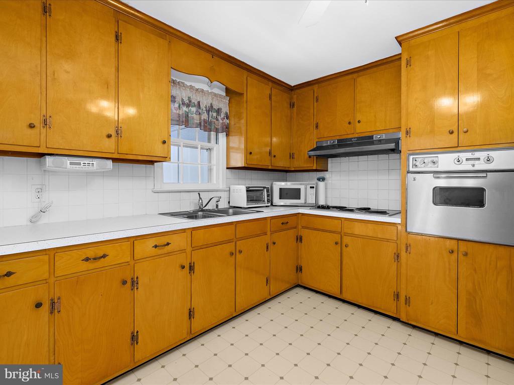 318 DUTCHMANS LANE