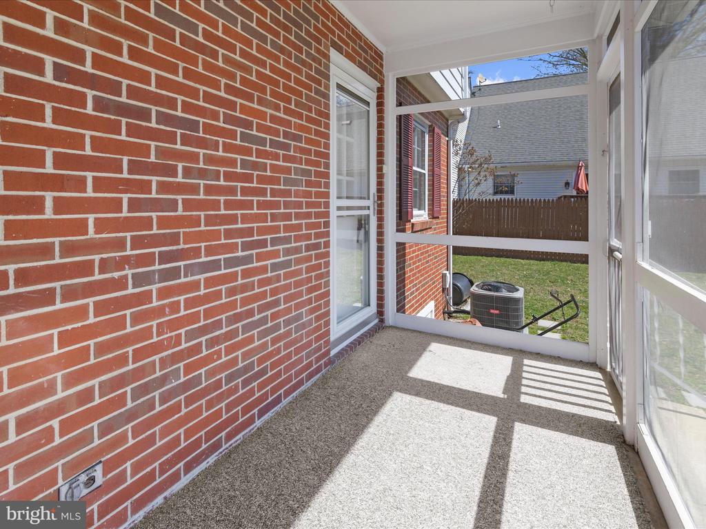 318 DUTCHMANS LANE