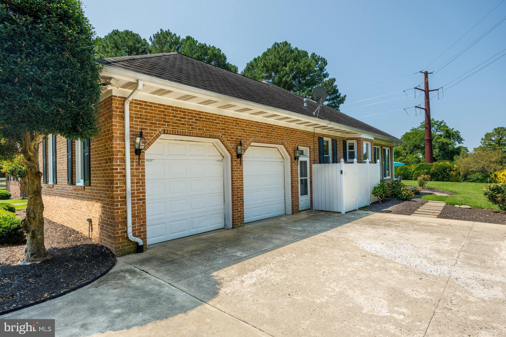 4 OXFORD COURT